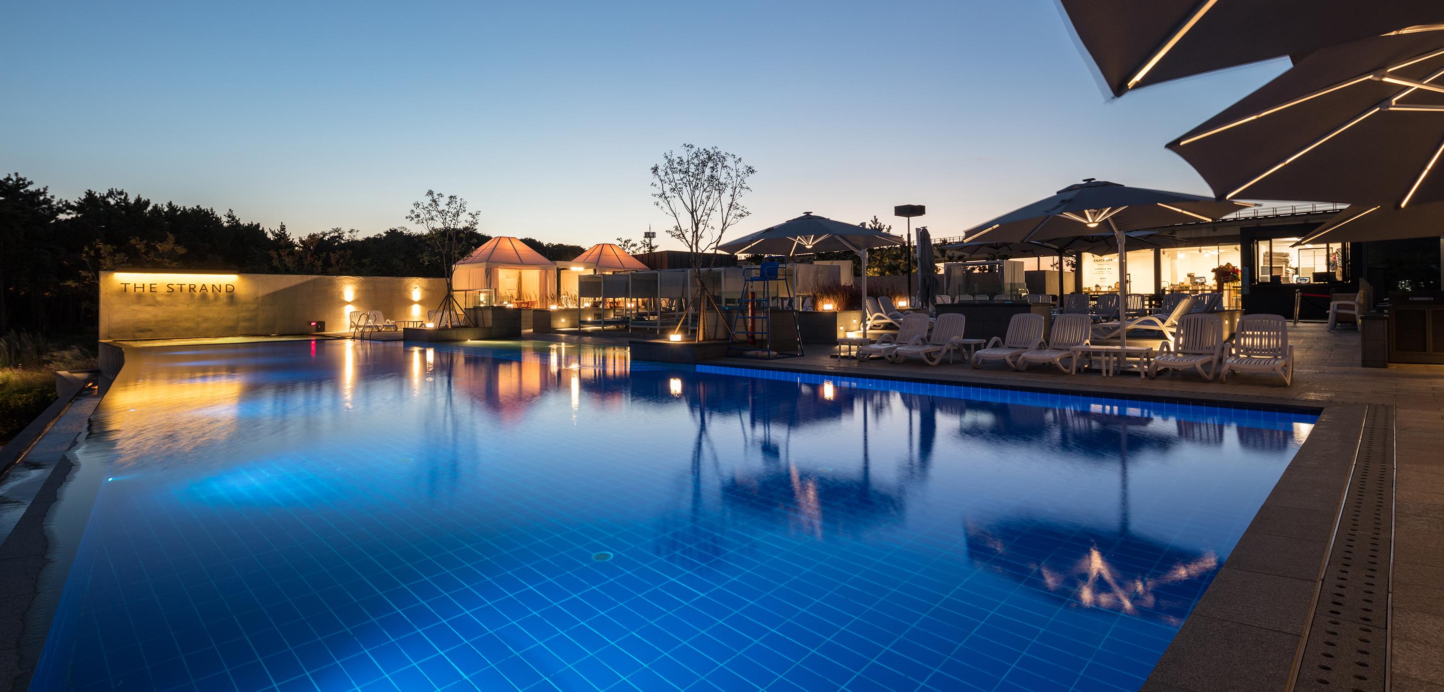 Nest Hotel Incheon Eksteriør billede The swimming pool at the hotel