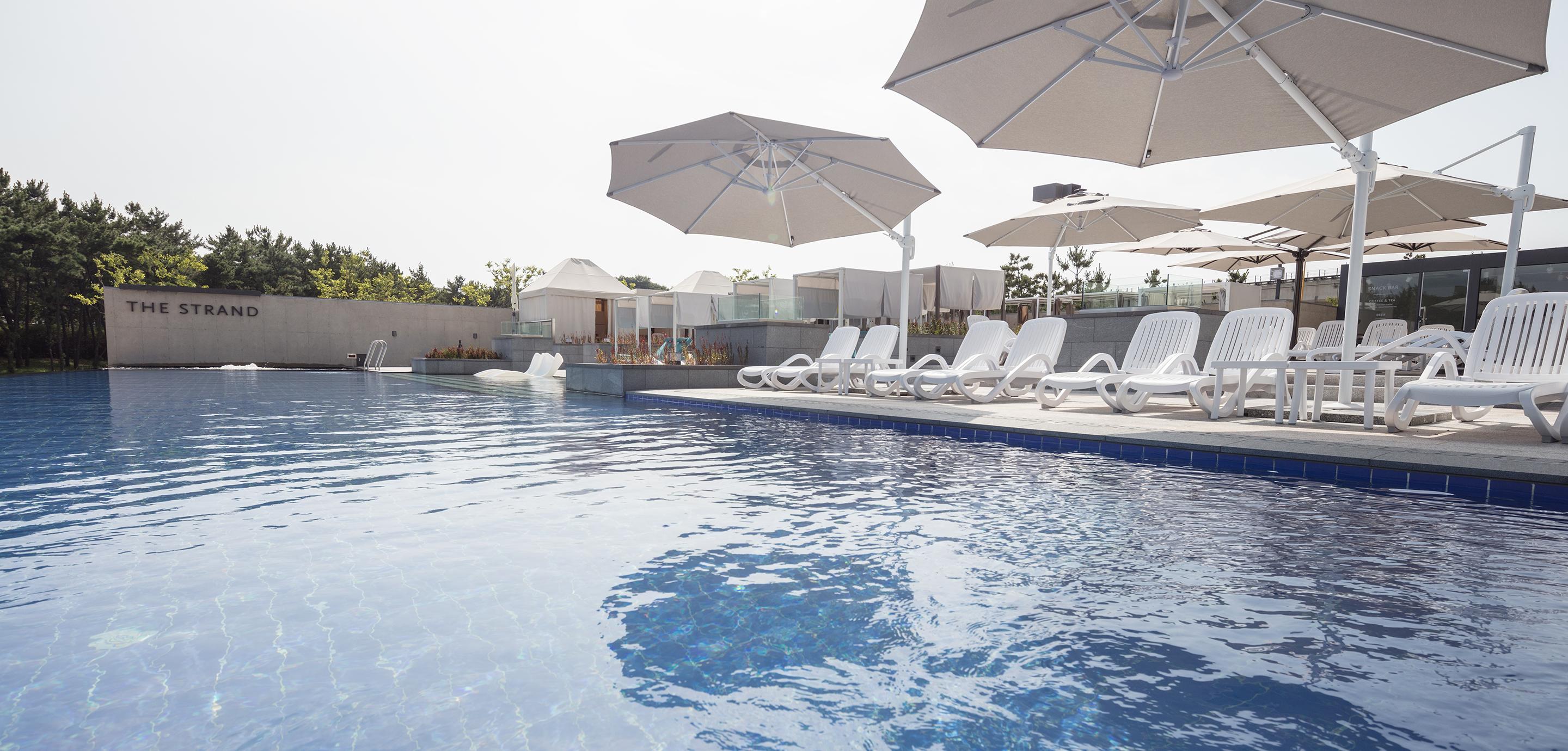 Nest Hotel Incheon Eksteriør billede The swimming pool at the hotel