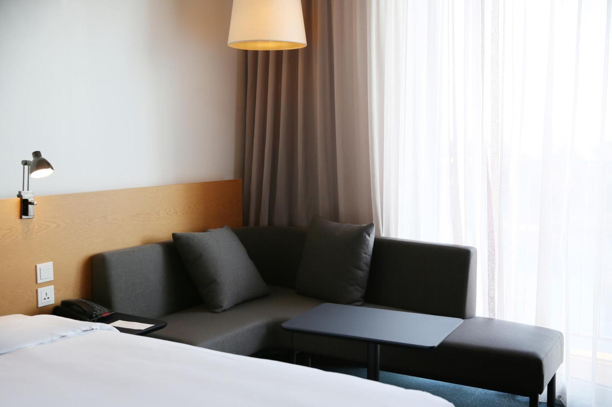 Nest Hotel Incheon Eksteriør billede A sofa bed