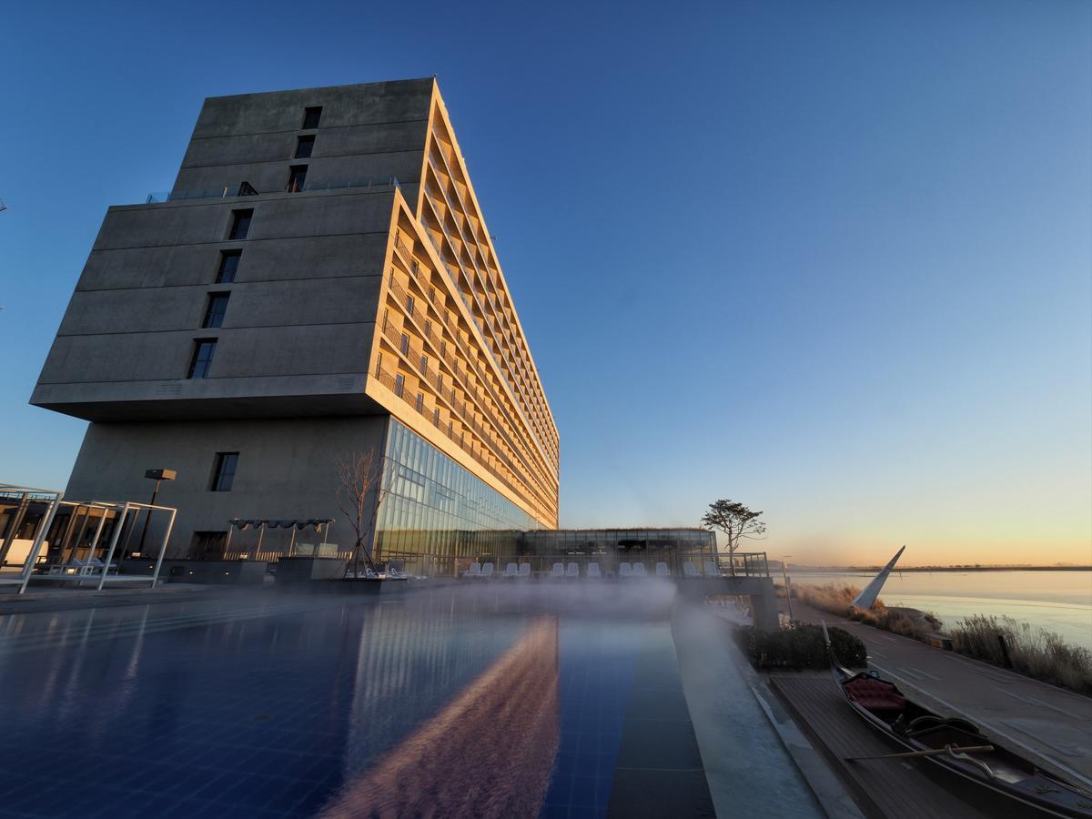Nest Hotel Incheon Eksteriør billede The hotel at sunset